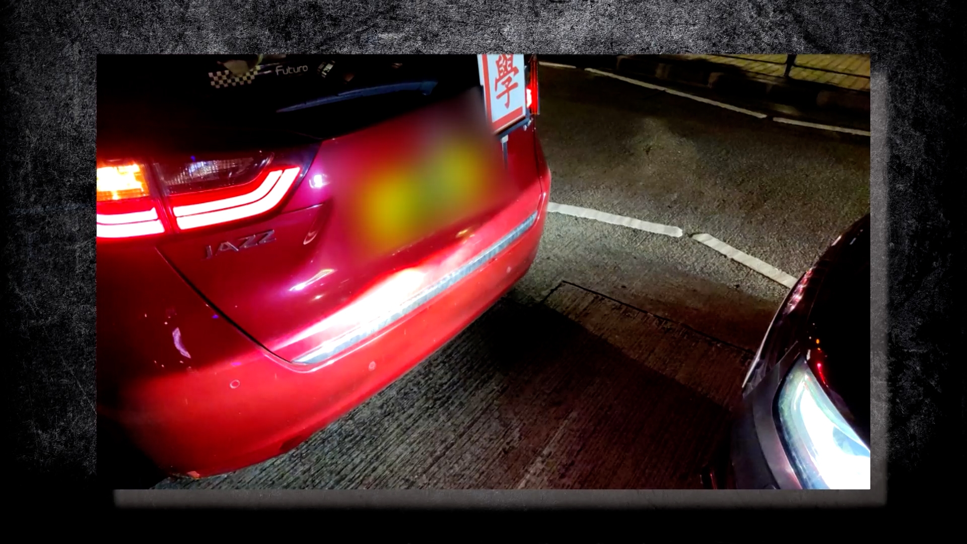 許小姐向《東張西望》報料，她兩年前在跑馬地駕車時，跟前方掛著學牌的車輛發生輕微碰撞。