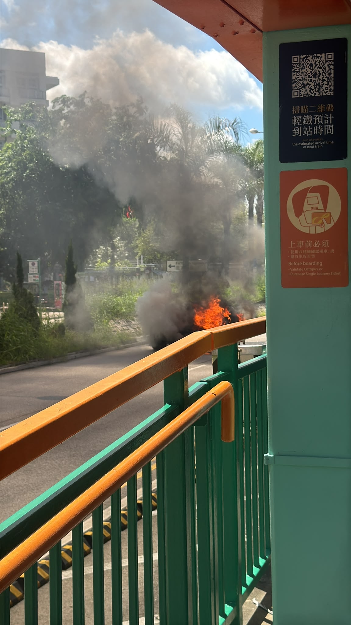 涉事法拉利車頭位置冒出濃煙及烈焰，最終被熊熊烈火吞噬。（觀眾報料圖片）