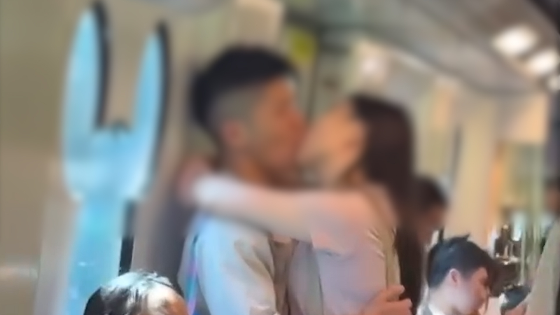 港鐵迪士尼綫車廂情侶忘我激吻全被拍　網民精警回應：帶你進入奇妙世界