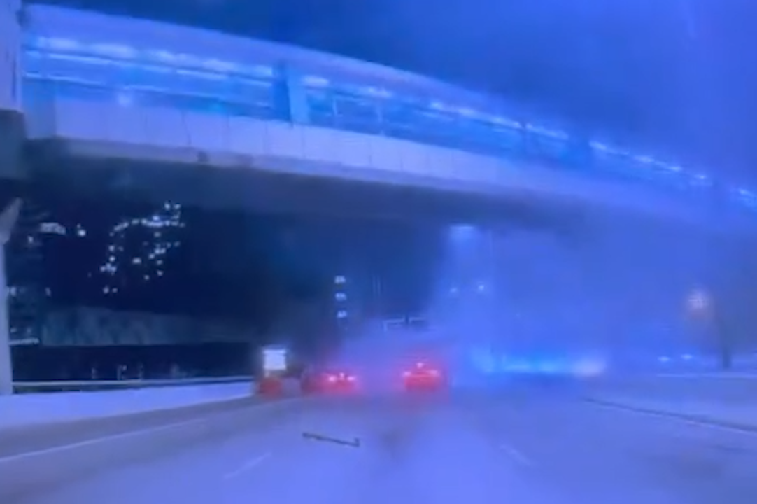 西九龍公路車禍疑的士切線撼私家車3人死。(影片截圖)