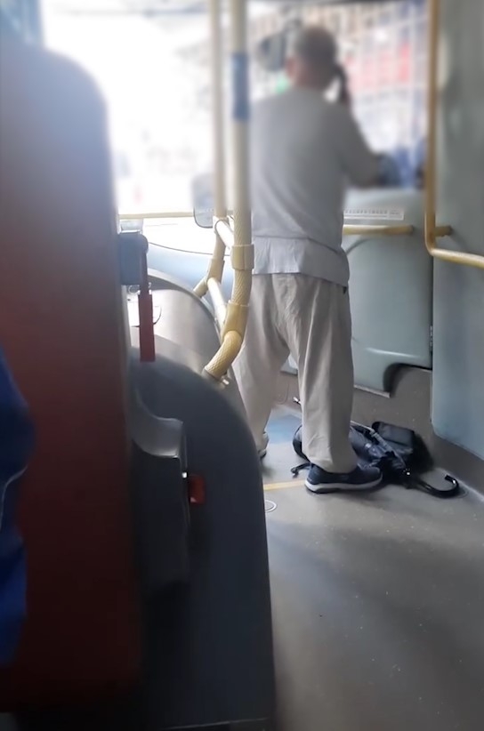 東張西望報料｜九巴阿伯不滿「僅開單邊門」大鬧兼報警　女司機冷靜應對獲讚