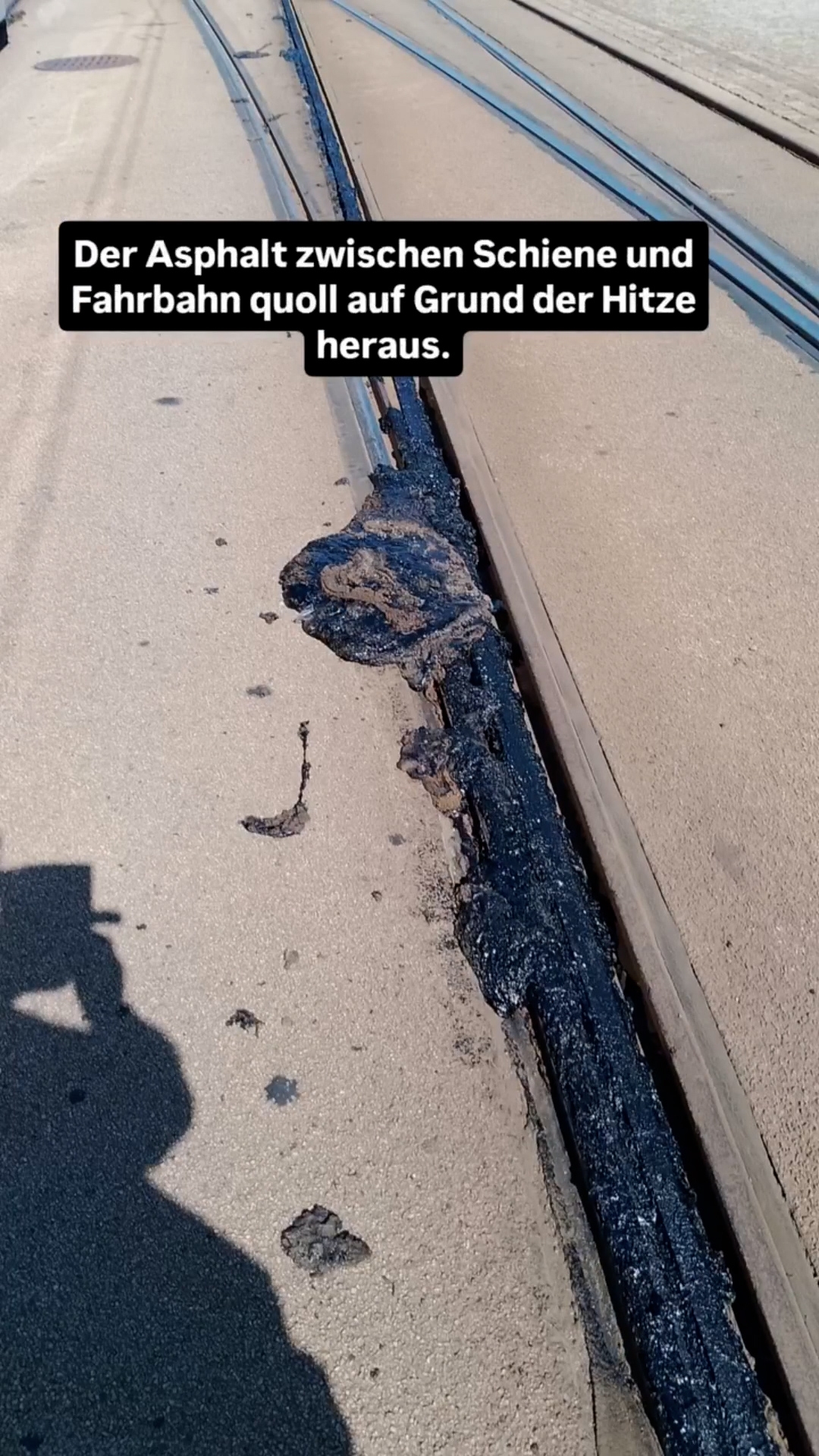 在萊比錫，電車軌道正上方的瀝青因溫度過高而融化。（X影片截圖／@nexta_tv）