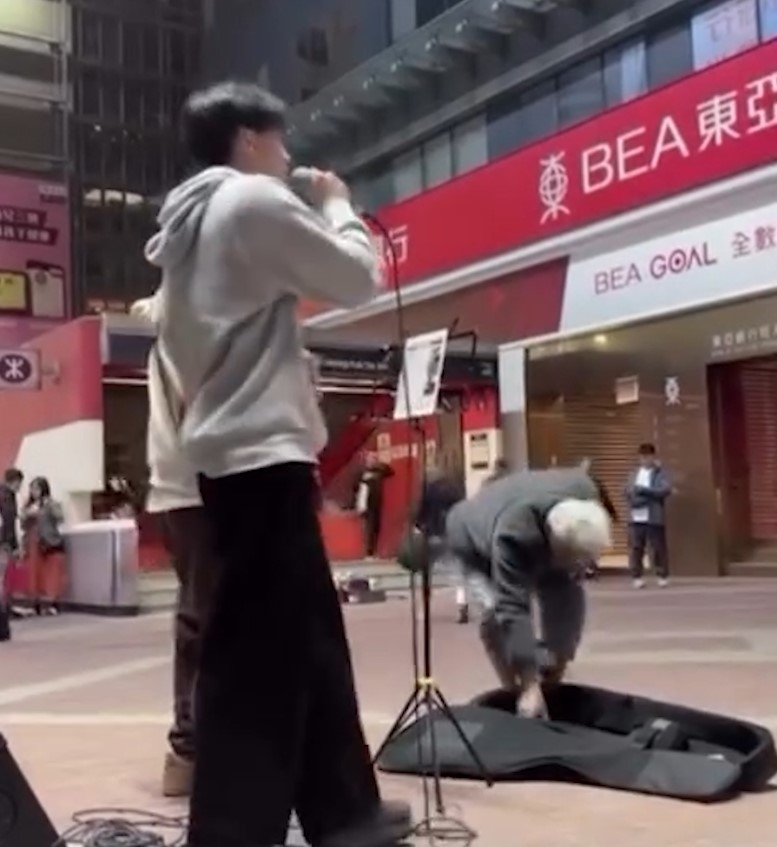 旺角Busking友遭阿伯「當眾偷錢」　主唱不滿高呼：攞返啲錢返嚟啊！