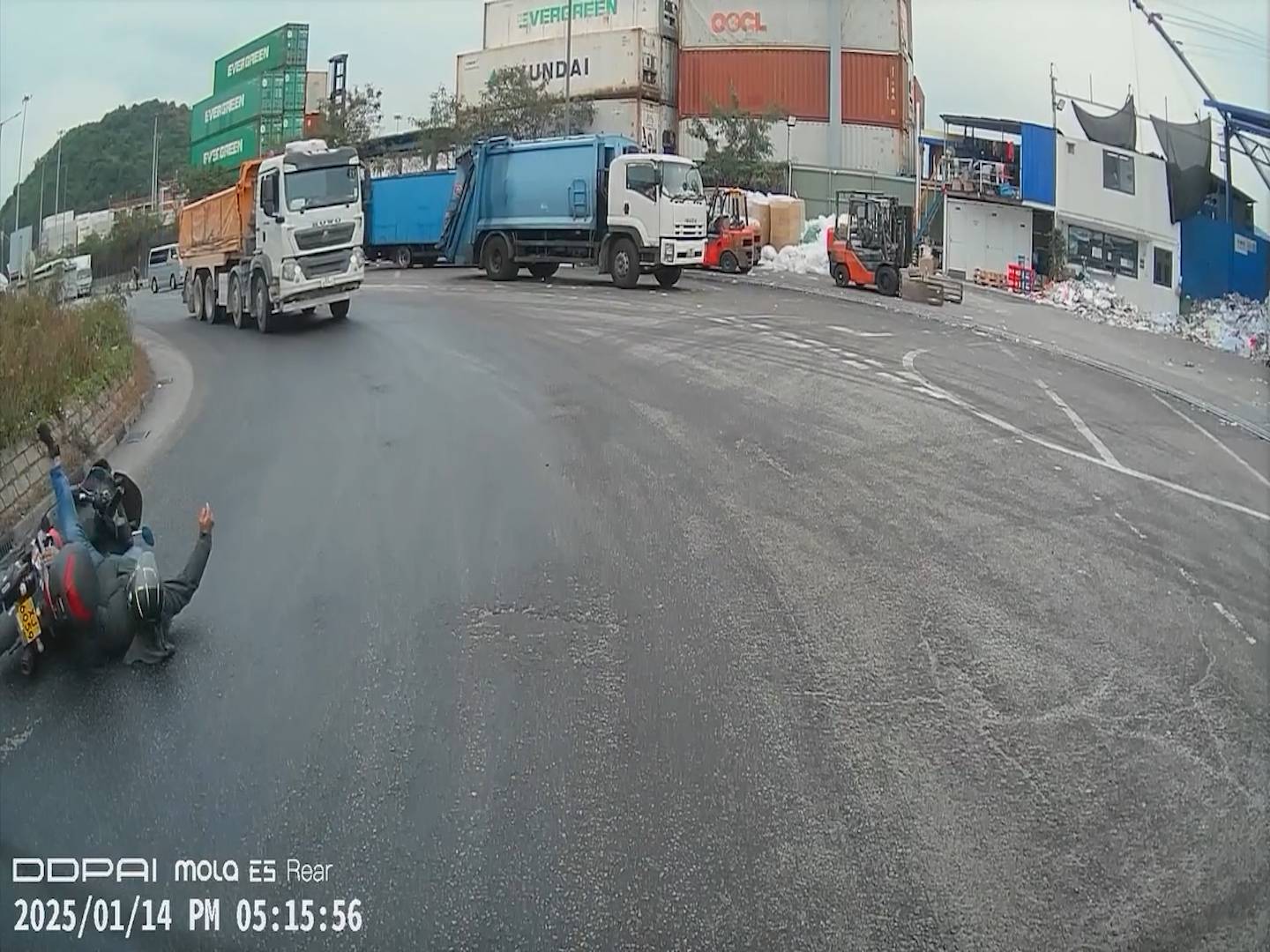 葵青鐵騎士路面跣親險被泥頭車輾過