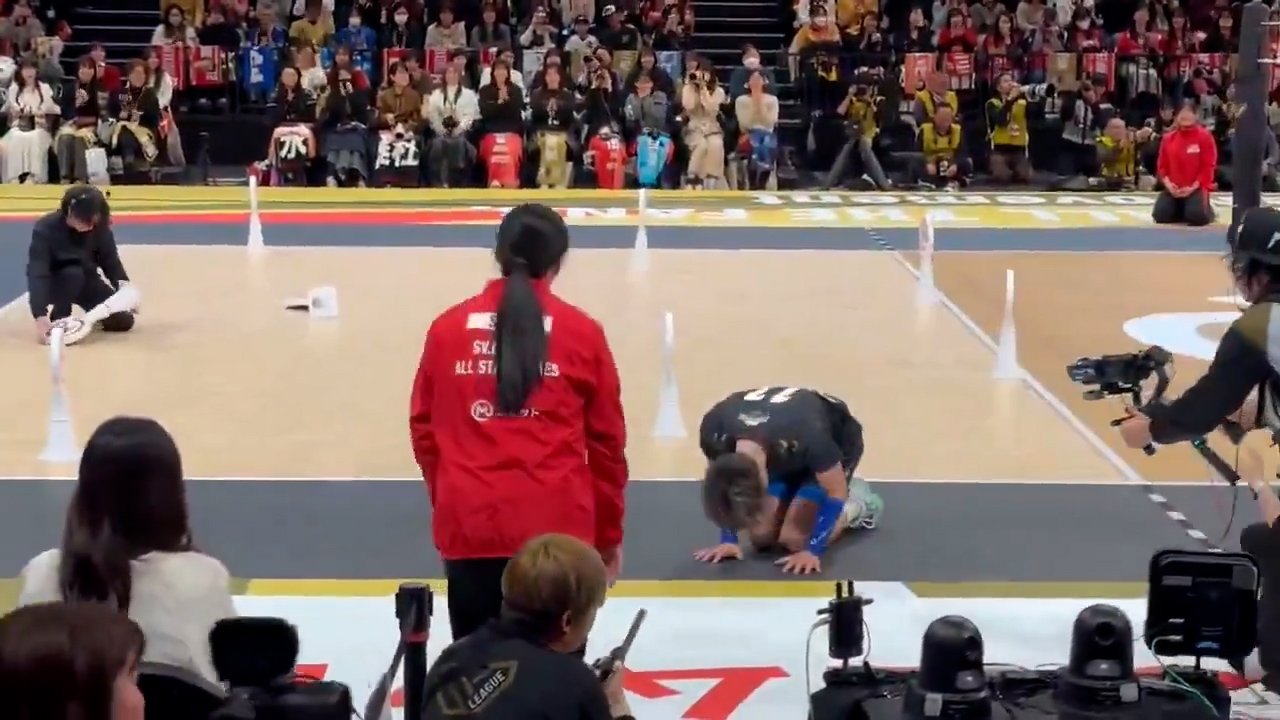 西田有志接著再順勢切換成標準的「土下座」，以雙膝跪地、雙手貼地的姿勢致歉。（X影片截圖／@ojin12049290）