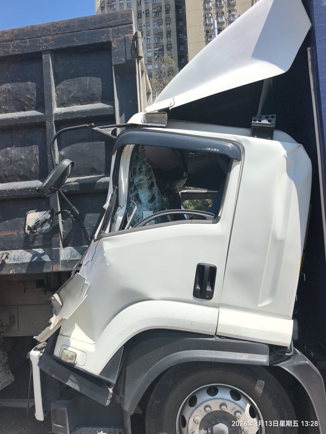 貨車駕駛室嚴重損毀凹陷。（Facebook圖片／車cam L（香港群組）／Bosco Chu）