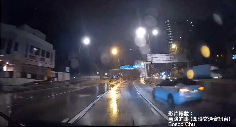 車Cam直擊｜龍翔道恐怖車禍，私家車疑「雨中跣軚」失控炒橋壆。(影片轉載：馬路的事 (即時交通資訊台)Bosco Chu)