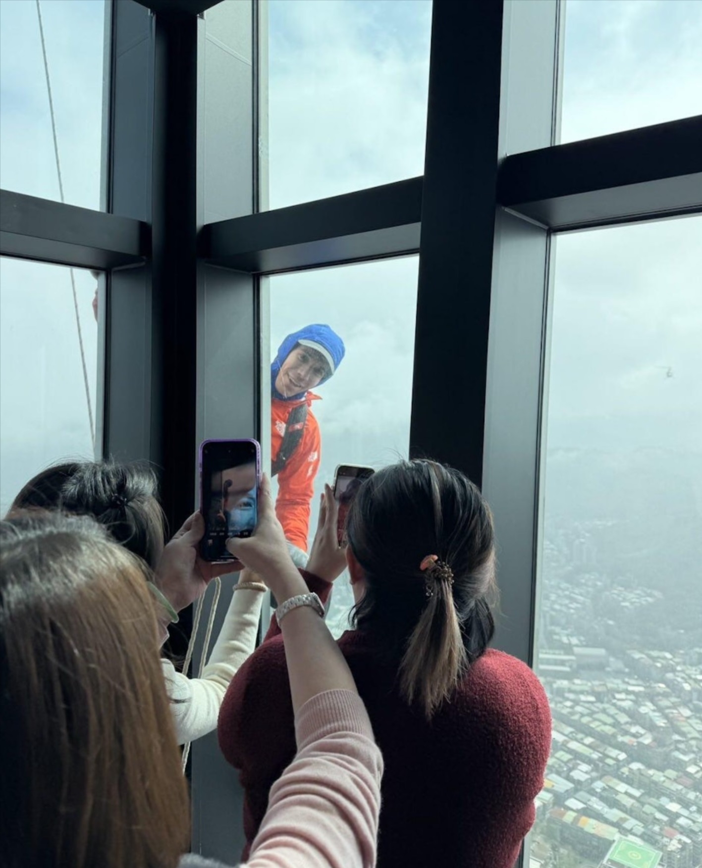 美國攀岩傳奇霍諾德（Alex Honnold）周日（1月25日）「徒手攀登」高達508米的台北101大樓，歷時1小時31分完成壯舉。（資料圖片）