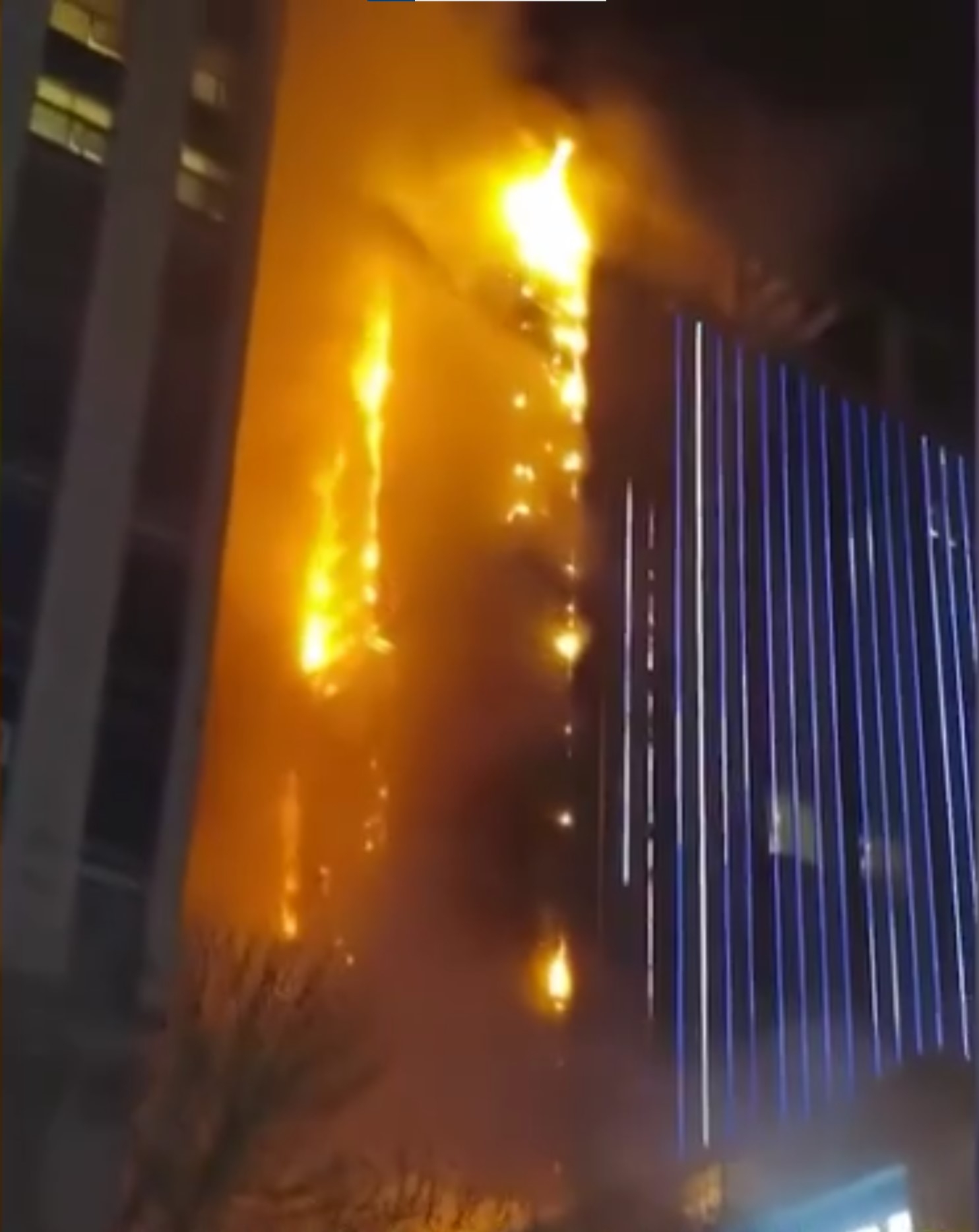事發時大樓火勢猛烈，火舌不斷竄出，並冒出濃煙，且不時有著火物件從高樓墮下。（網上影片截圖）