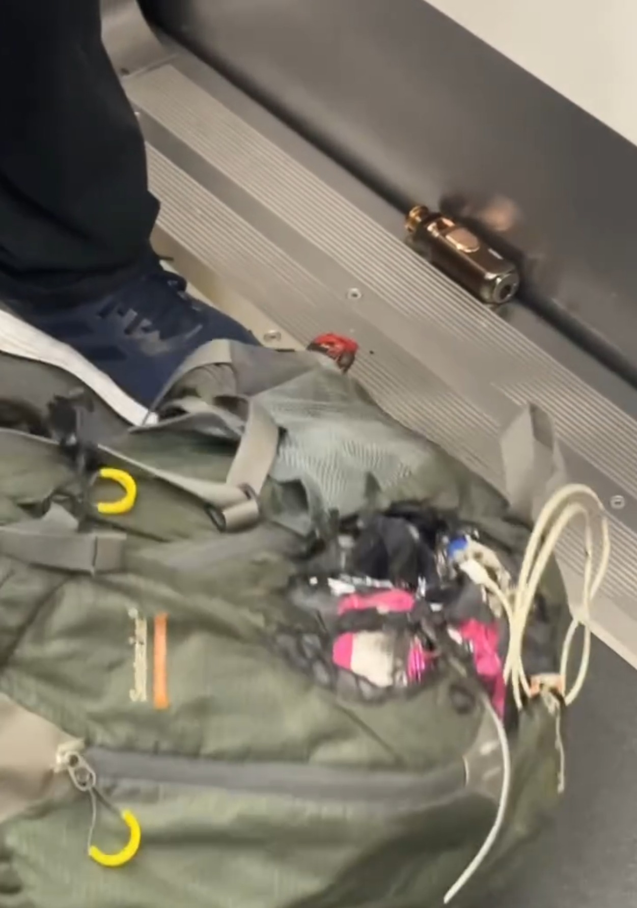 港鐵車廂尿袋起火燒穿背囊全車人急落車- 東張+