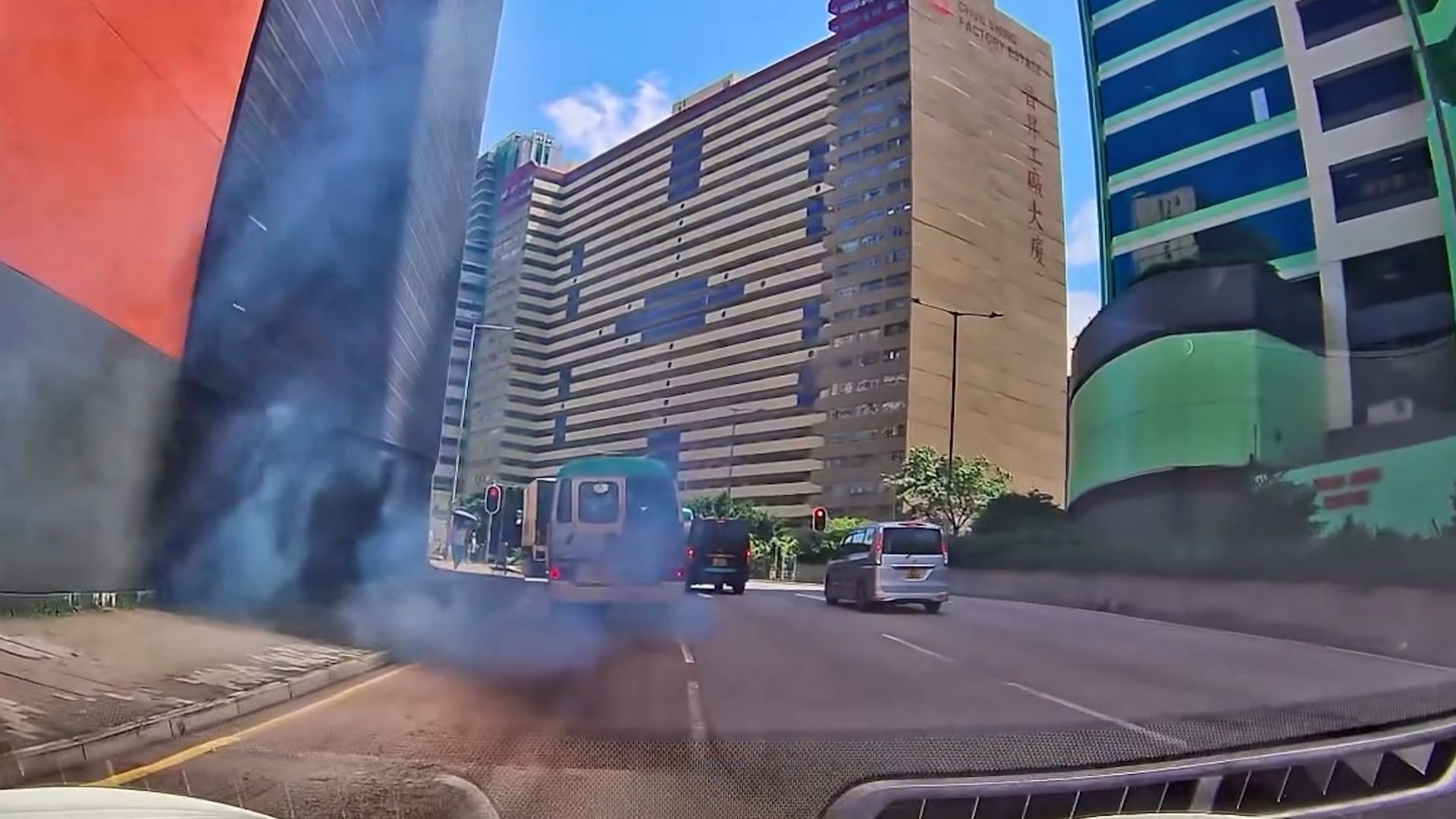 車Cam直擊｜葵涌專線小巴引擎冒濃濃黑煙　片主笑稱進入「夢幻仙境」 （Threads＠hkparkingl）