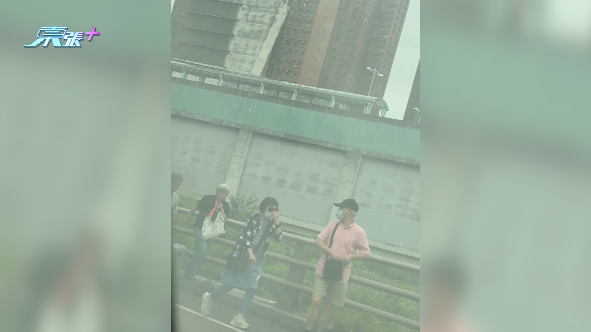 東張西望報料｜載滿客雙層巴士突冒白煙　兆康橋緊急停車疏散乘客　街坊驚呼：以為火燒巴士 （觀眾Billy報料提供）