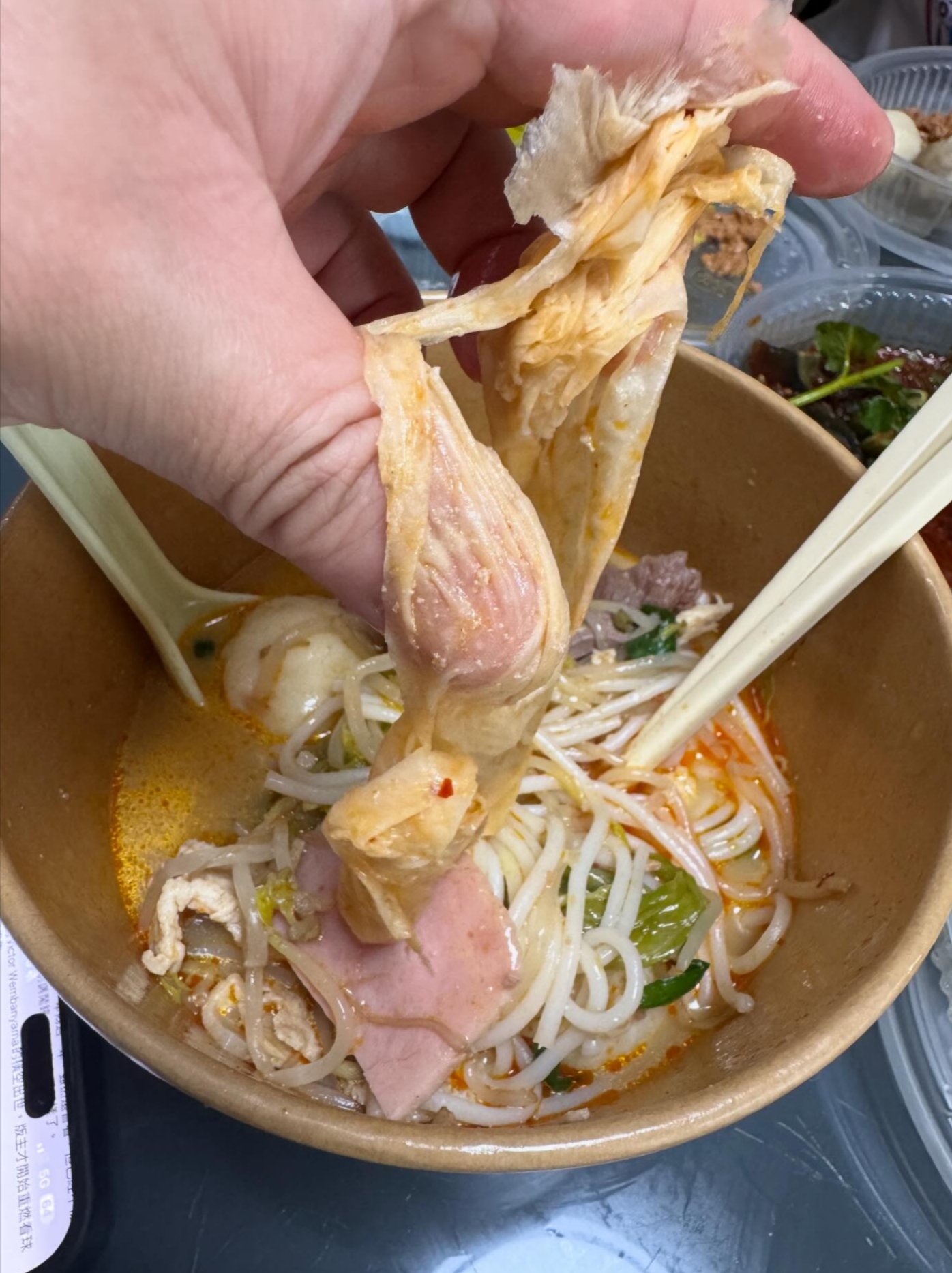 東張西望報料｜天水圍連鎖米線店「紙巾扮腐竹」　事主進食後才發現：勁恐怖