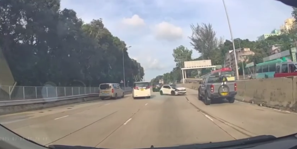 車Cam直擊｜元朗私家車狂飆失控　撞壆翻轉橫跨車道震撼畫面曝光