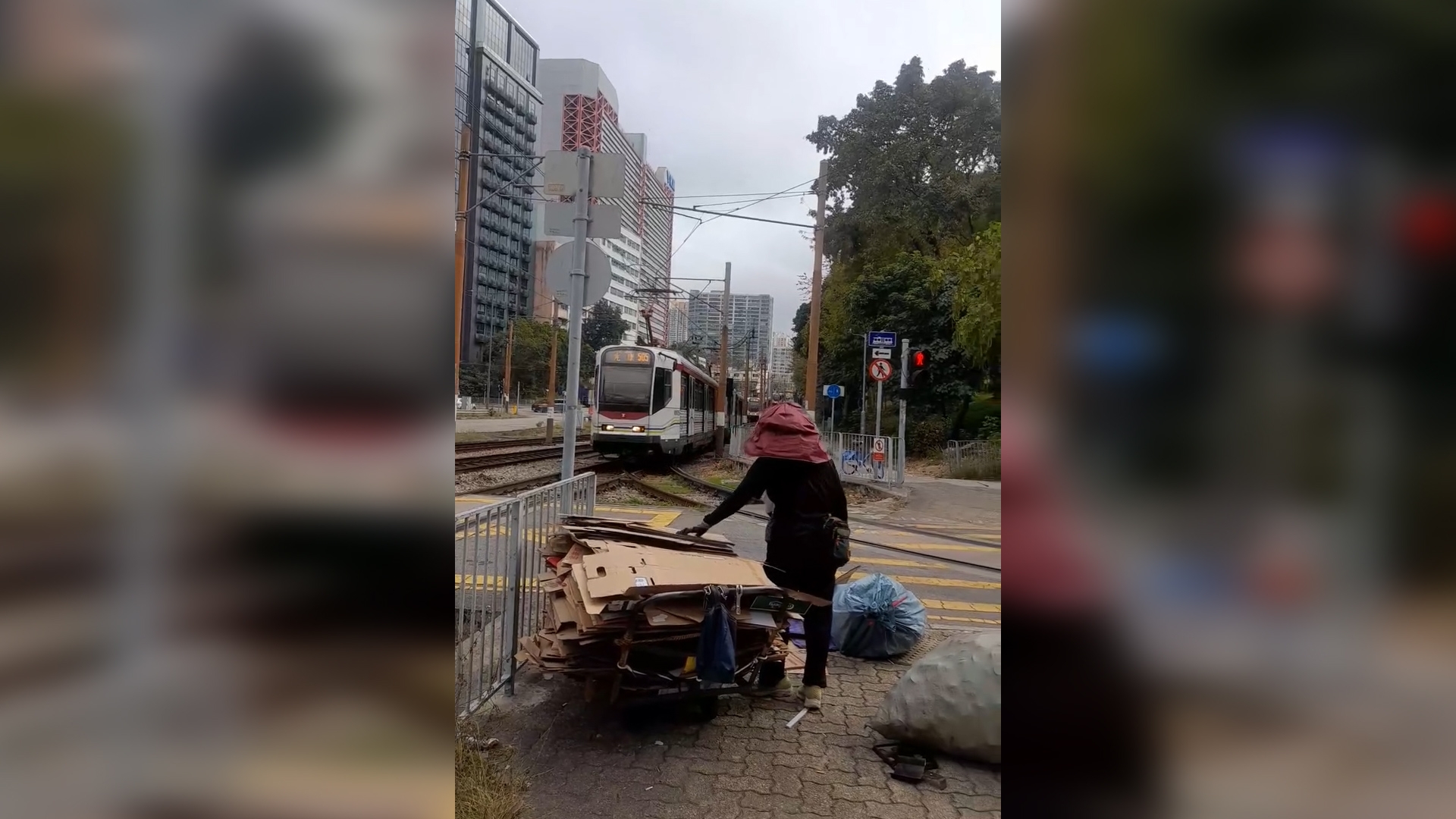 東張西望報料｜屯門紙皮婆婆過馬路跌晒紙皮落地　輕鐵車長出手協助「好有愛」