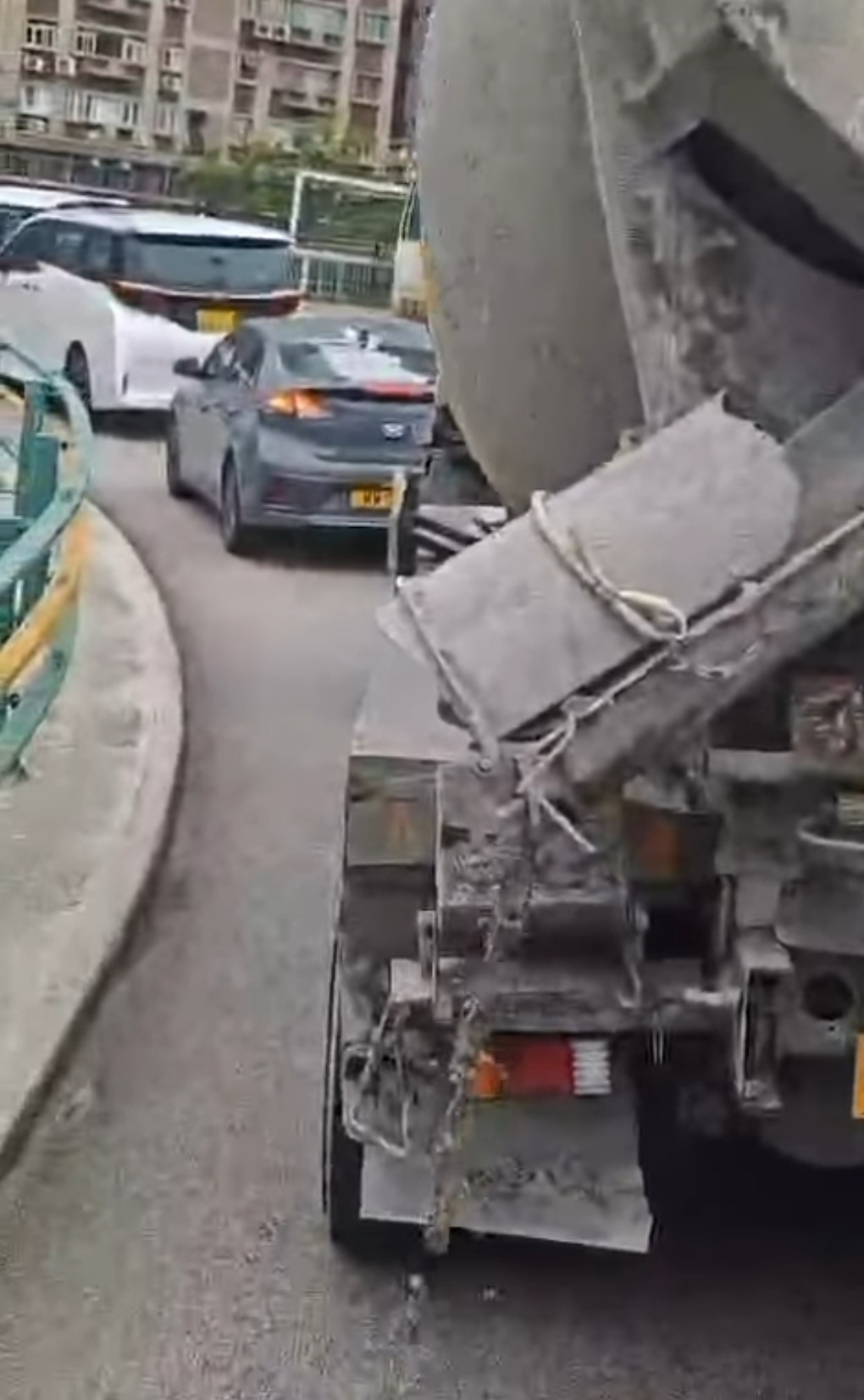 田螺車邊行邊滴鋪水泥路　網民：後面啲車食哂！