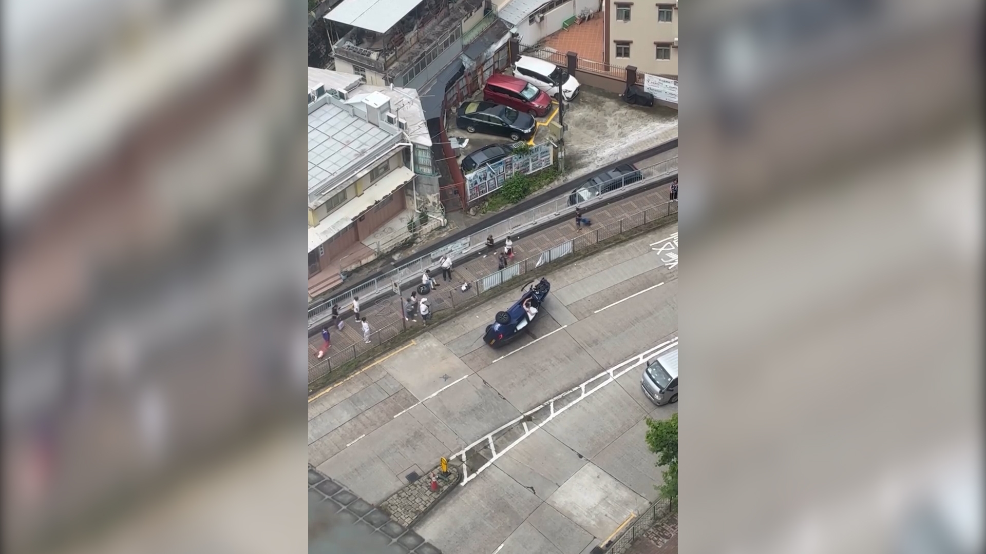 有片｜大埔南運路Tesla撞欄翻側　車轆飛脫碎片濺傷女子受傷　司機一度被被困 （threads＠enderchestery）
