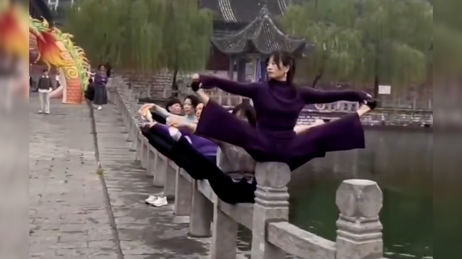 河南景區大媽湖邊石欄「高危瑜伽」惹議　凌空劈腿倒立動作　景區：將出面制止