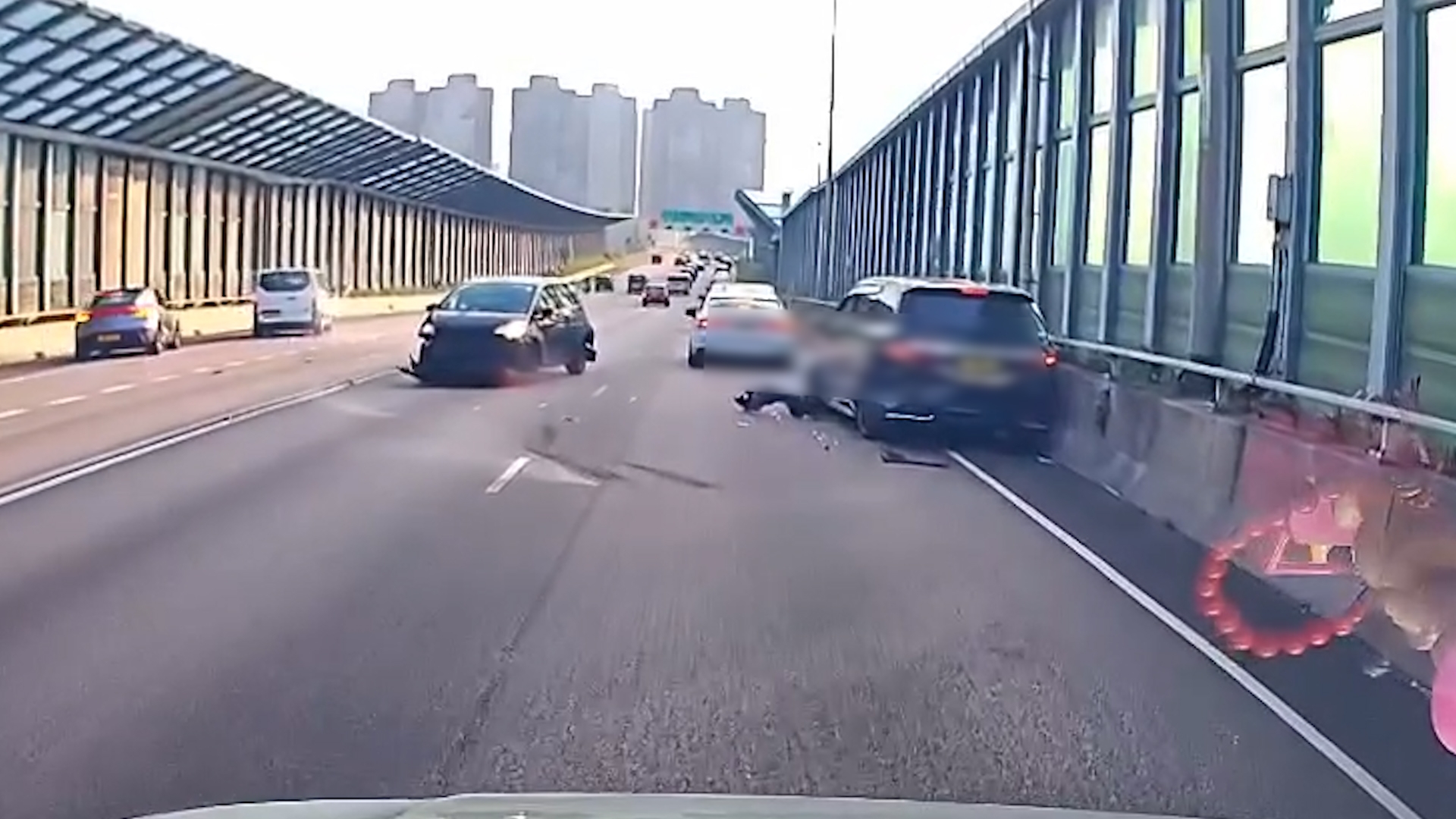 車Cam直擊｜吐露港公路4車串燒　客貨車閃避鏟路肩　後車收掣不及 （FB@車cam L（香港群組）／Right Too）