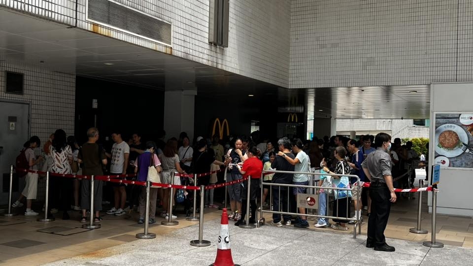 Chiikawa經濟｜在第一城麥當勞分店開售後，已經約20人到場等候。