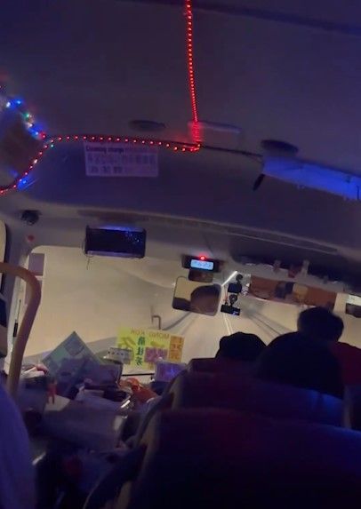 紅Van隧道車速開過百嚇壞乘客，網民留言大曬亡命小巴事蹟。(影片截圖)
