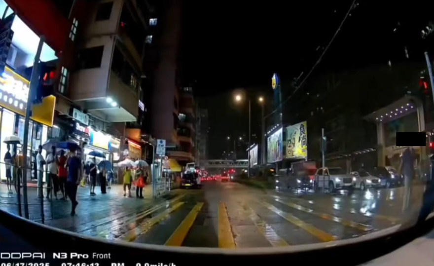 車Cam直擊｜港版「龜仙人」衝紅燈被呠唔忿氣，惡霸仲踢人車兼大罵車主。