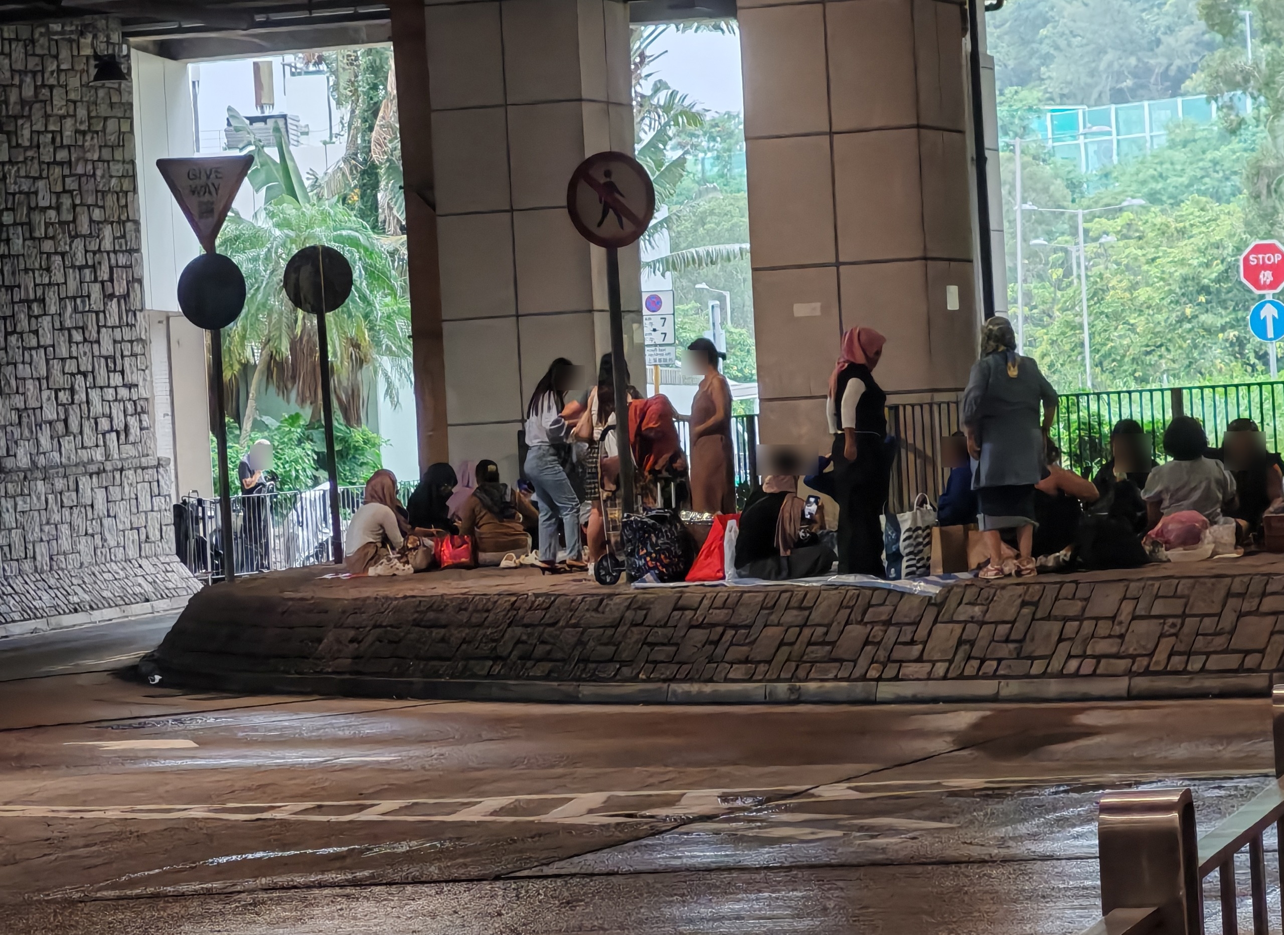 東張西望報料｜大埔巴士站變「露營區」　帳篷紮營過夜播歌跳舞　街坊怒轟：投訴半年冇人理 （觀眾羅小姐提供圖片）