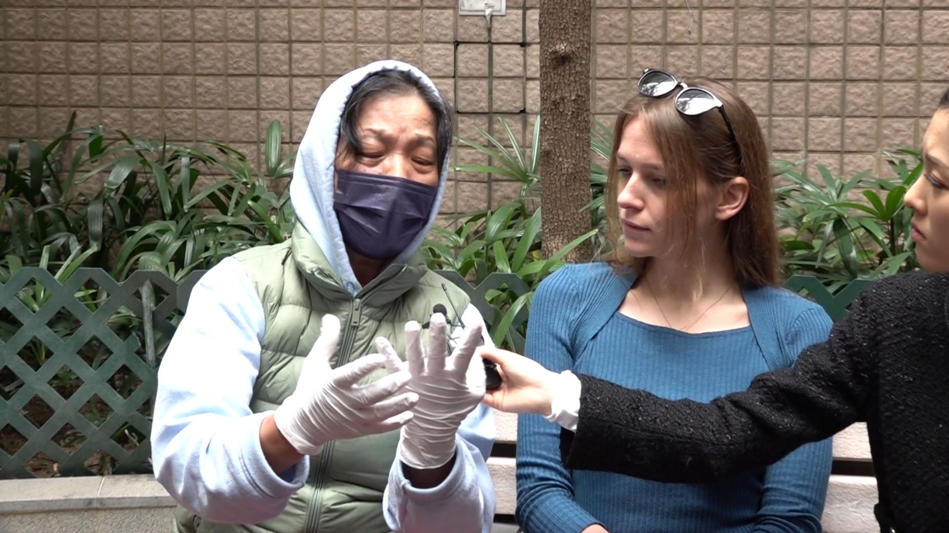 住戶不僅每日要體力透支爬樓梯，更要面對樓梯間垃圾堆積帶來的蟲患威脅，生活苦不堪言。