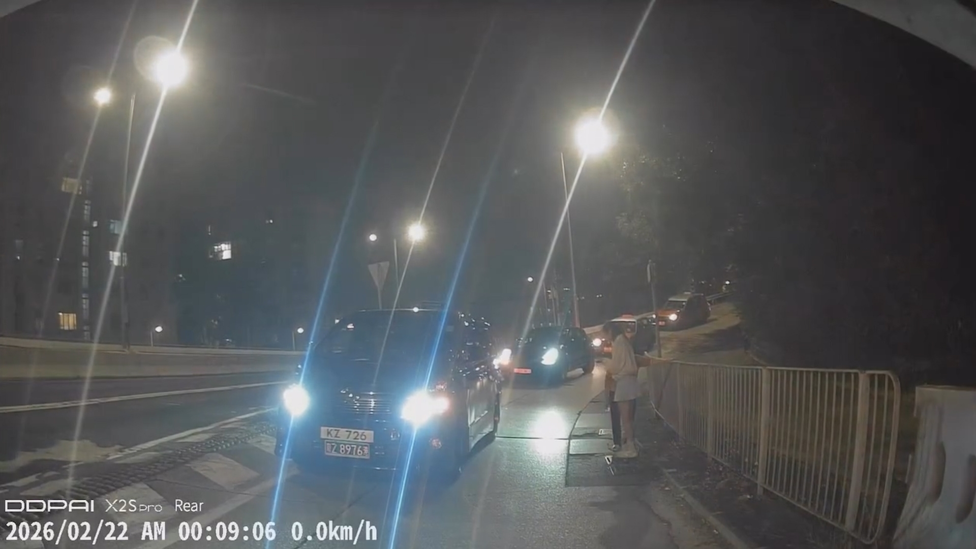 車Cam直擊｜獅子山隧道口遇「迷路婆婆」