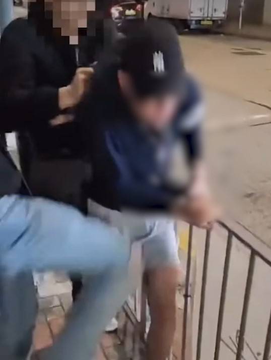 油麻地MMA｜短褲男遭雙人圍攻狠拳箍頸。(FB@Polly Sum)