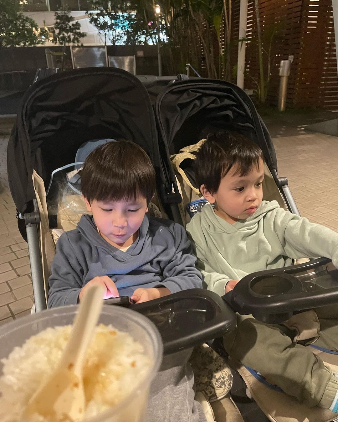 雯雯獨力照顧囝囝喺公園食外賣。