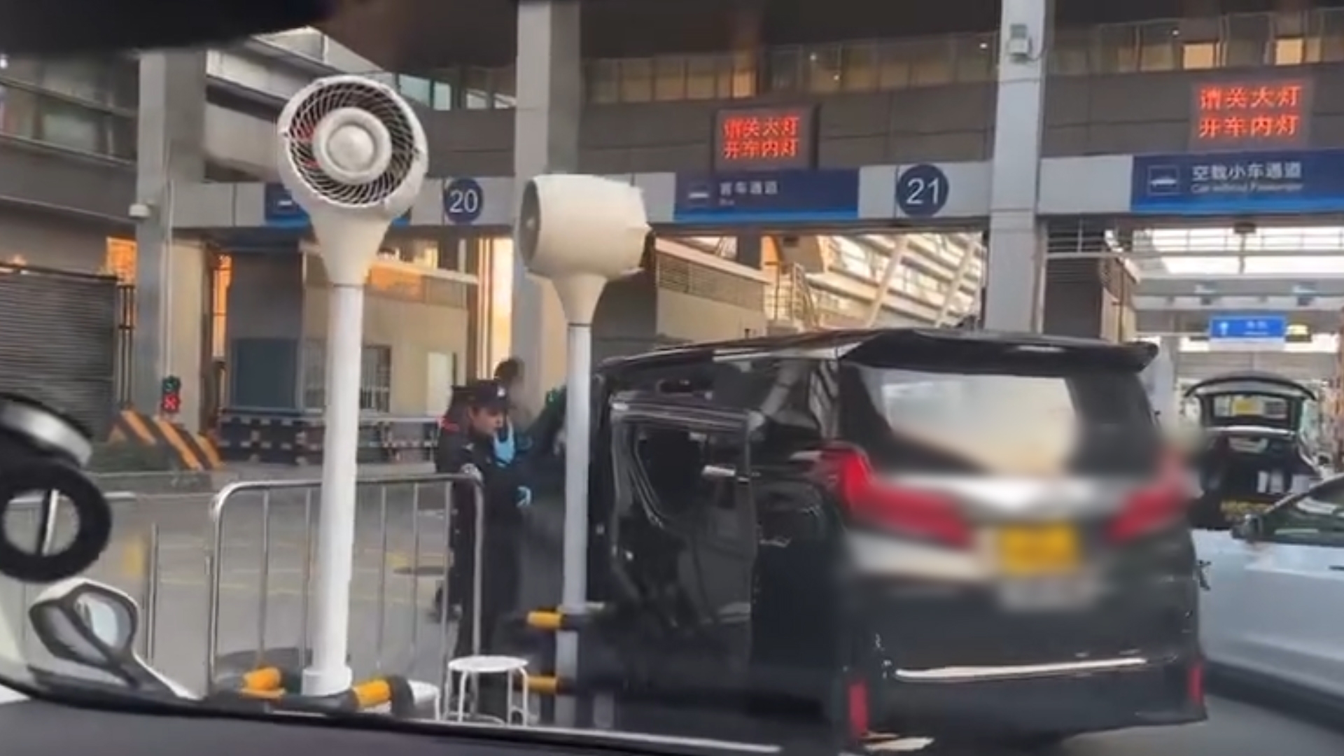 中港牌七人車關口過關「自炒」　網民嘲：同粵車南下無分別