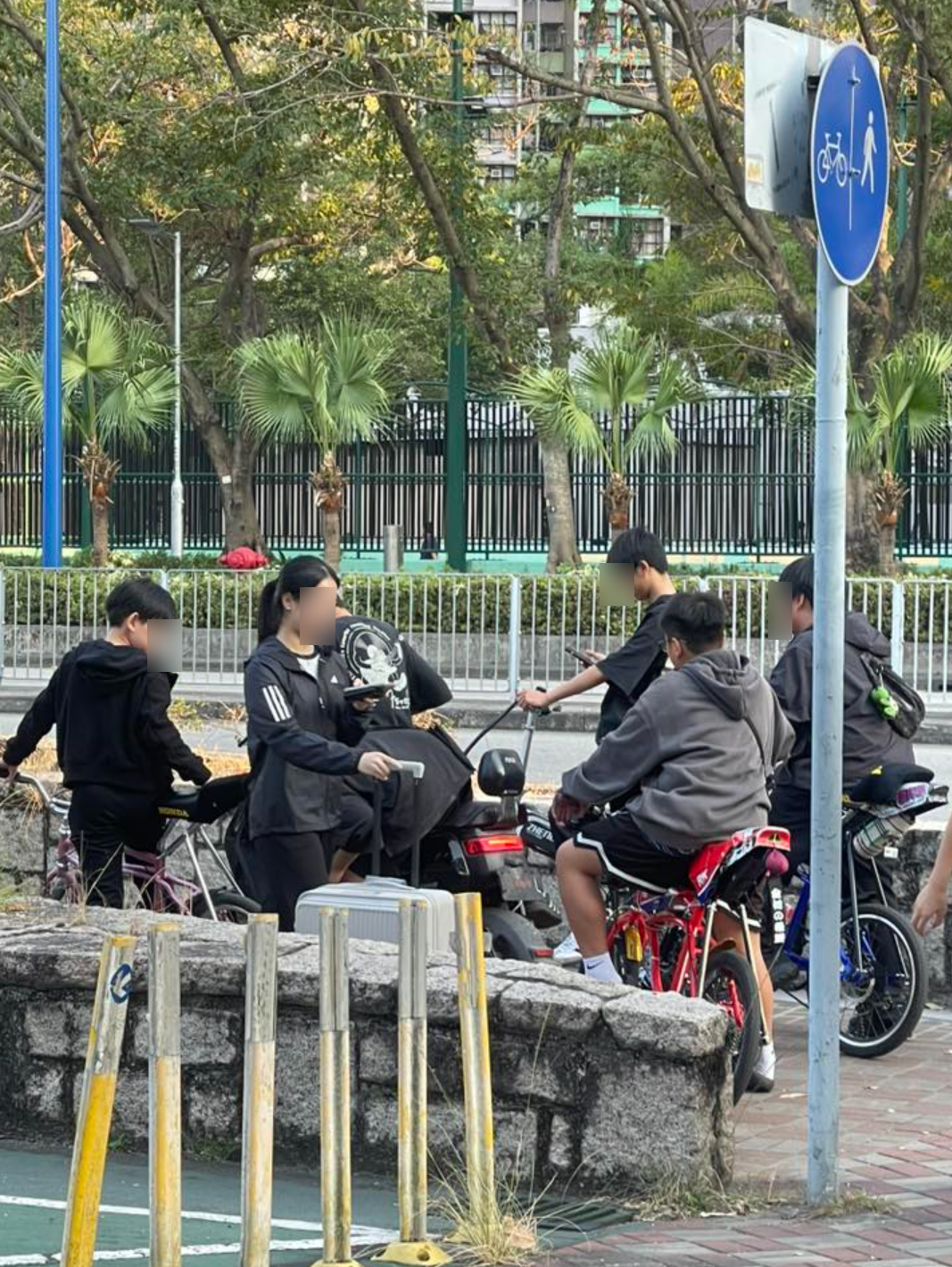 天水圍青少年公然馬路踩「電動單車」　街坊呻好危險：無人捉嘅點解？ （FB群組@天水圍…………日與夜）