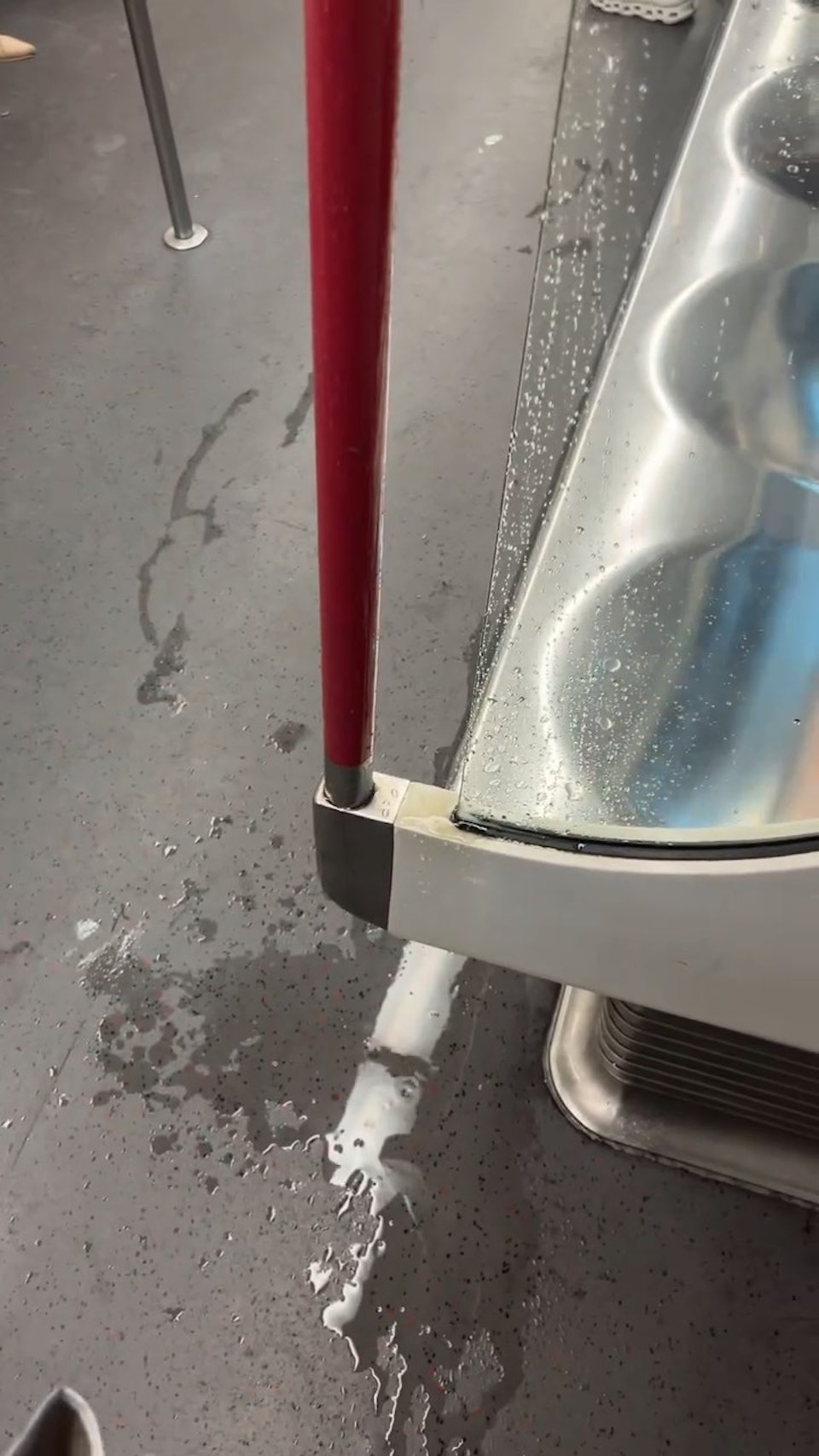 港鐵車廂地面上見到積水。（Threads圖片）