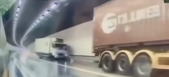 車Cam直擊｜大欖隧道內貨車自炒翻側過程曝光，「舞龍」後再橫亘快線。(影片轉載：車cam L（香港群組）Soso Chan)