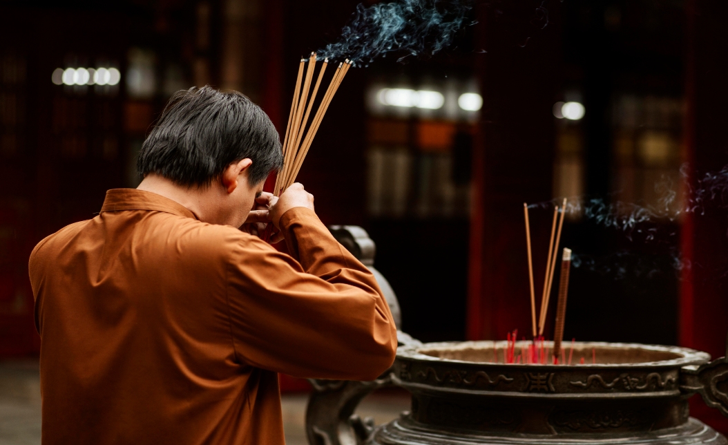 台灣拜拜的禮儀，你拜對了嗎？許多人剛進門就做錯！ - 1111職點