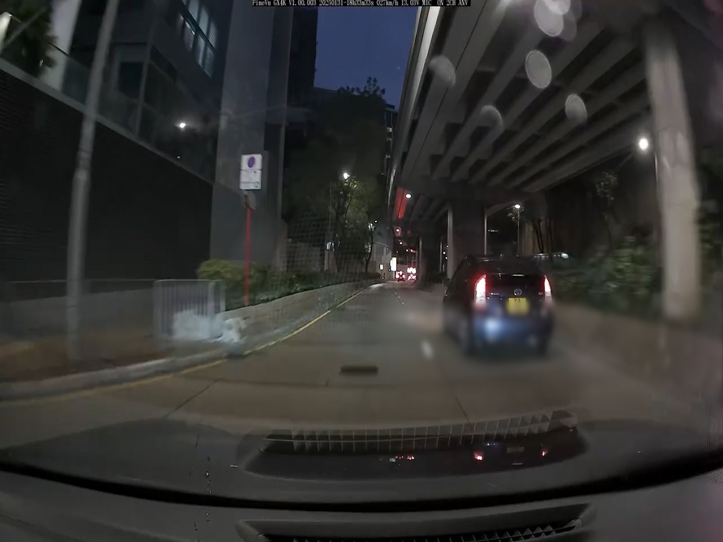 私家車新年勁陰功！加士居道天橋底先遇切線再碰U-turn