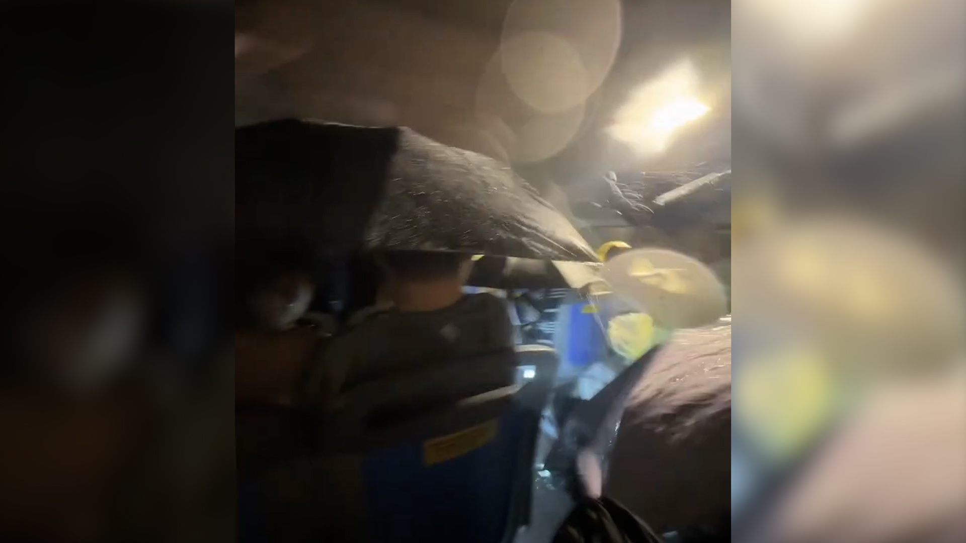 暴雨變「激流探險」？觀光巴士變瀑布　全車內地客濕透影片引爆網絡 （網上影片截圖）