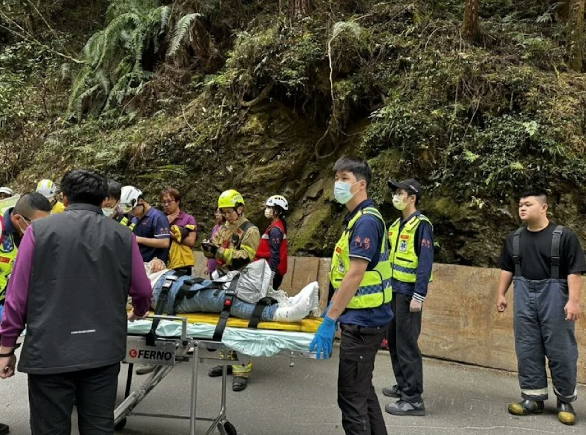 事發後，杉林溪園區派出救援隊員下谷搶救，消防隊員到場時，傷者已陸續救出。（杉林溪園區）