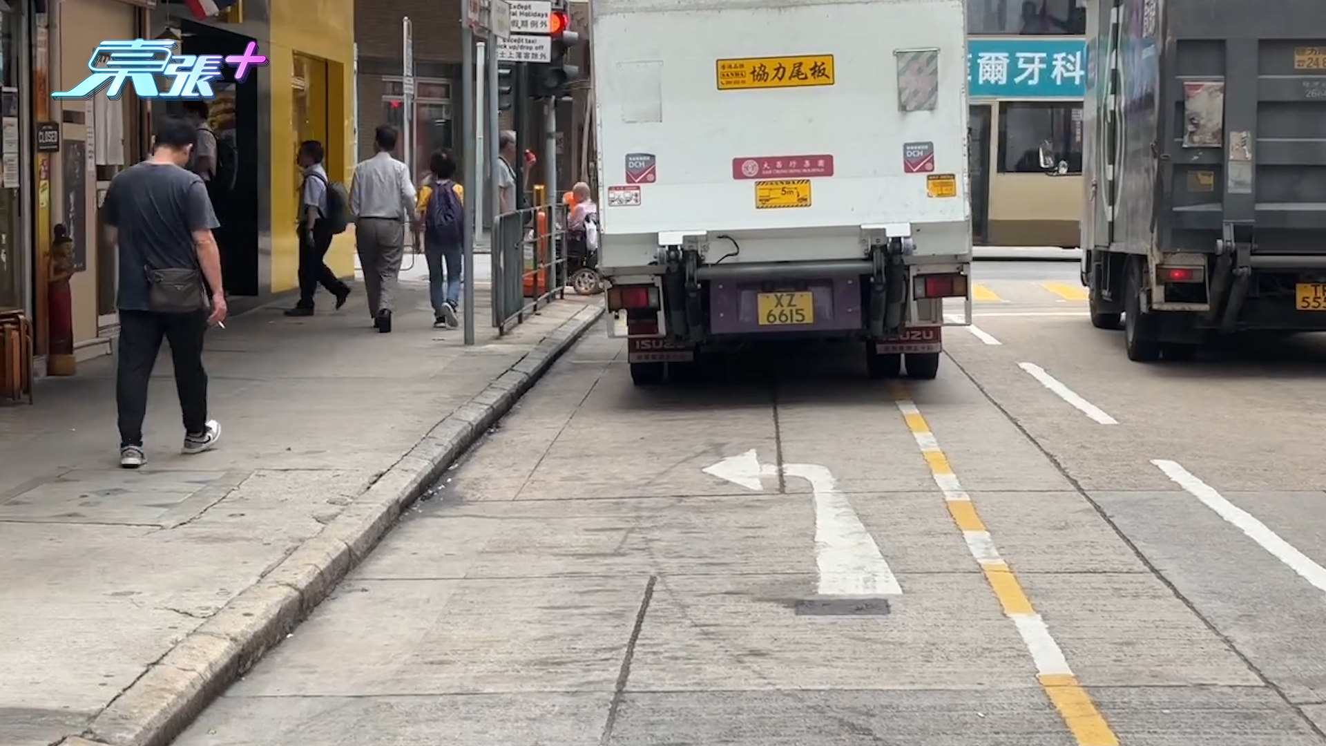 東張西望報料｜深水埗再有電動輪椅「奔馳」馬路　勁冷靜夾兩部大貨車中間前行