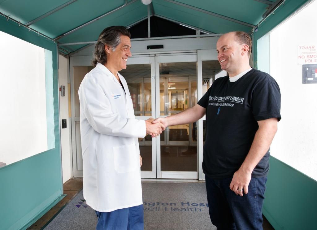 大衛·里瓦德內拉 (David Rivadeneira) 醫生（左）在亨廷頓醫院為亨格福德實施了手術。在這裡，他們在醫院重聚。