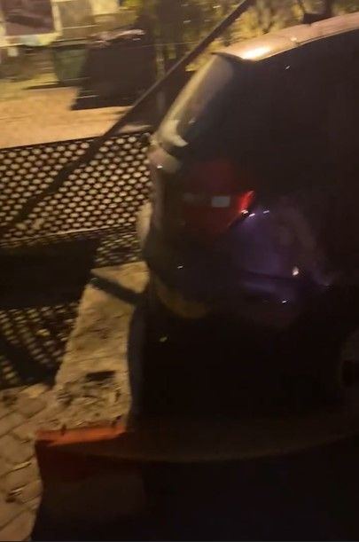 私家車疑亂泊地盤遭「土法鎖車」。(影片截圖)