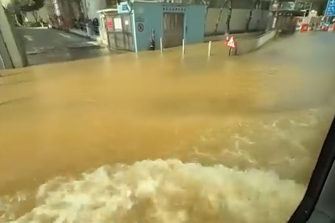 青衣警署正門前爆水管，泥水淹行人路及馬路。(現場影片截圖)