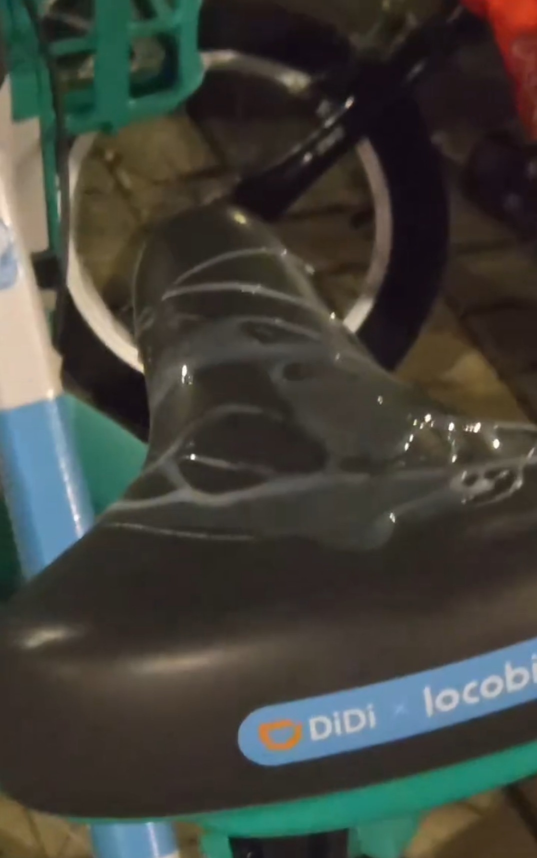 荃灣西單車公園共享單車驚現乳白色「不明液體」！　惡作劇惹網民怒斥：影響市容兼無恥