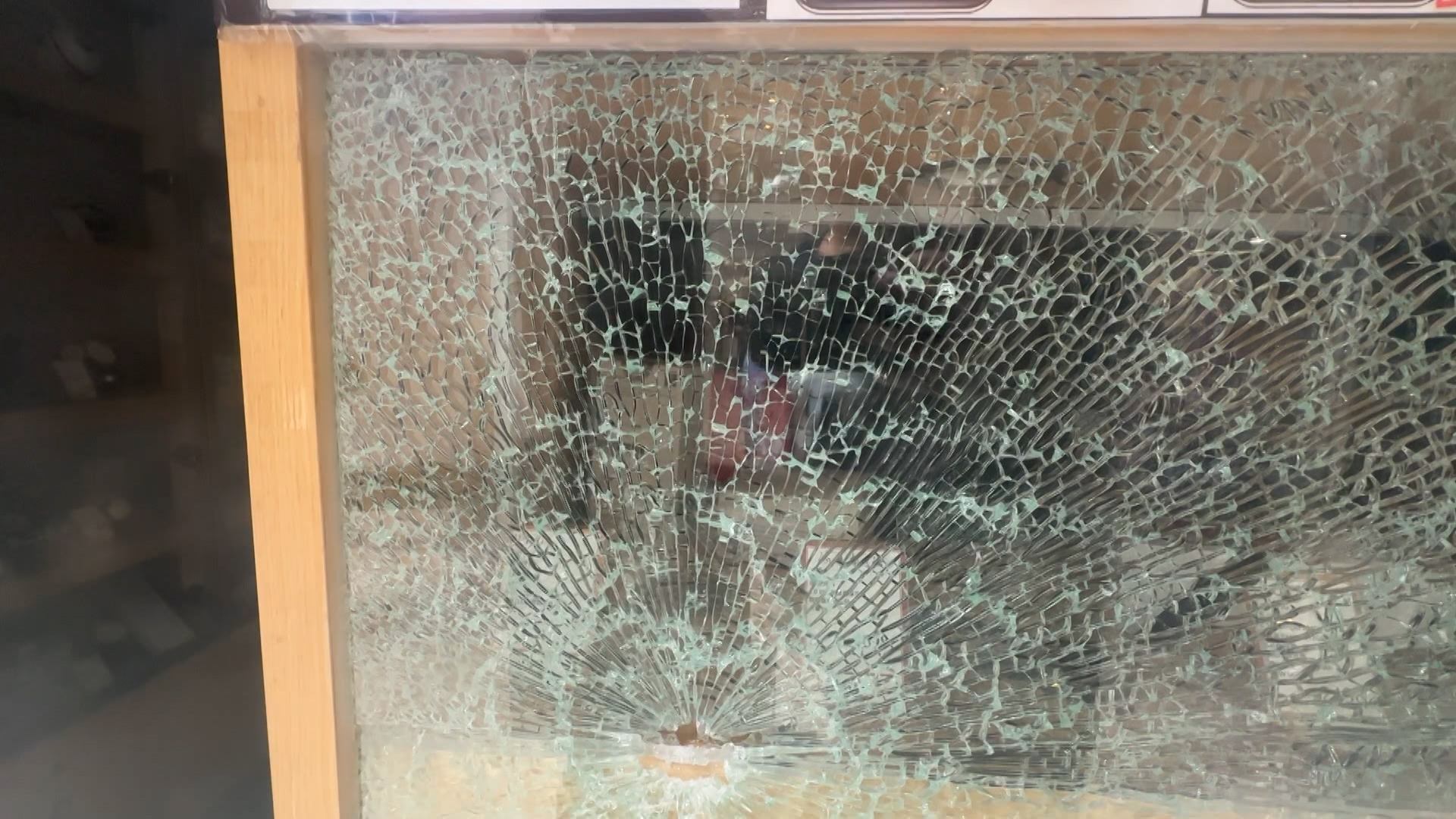 事發店舖暫停營業，但仍可見店舖玻璃貨架全部破裂。