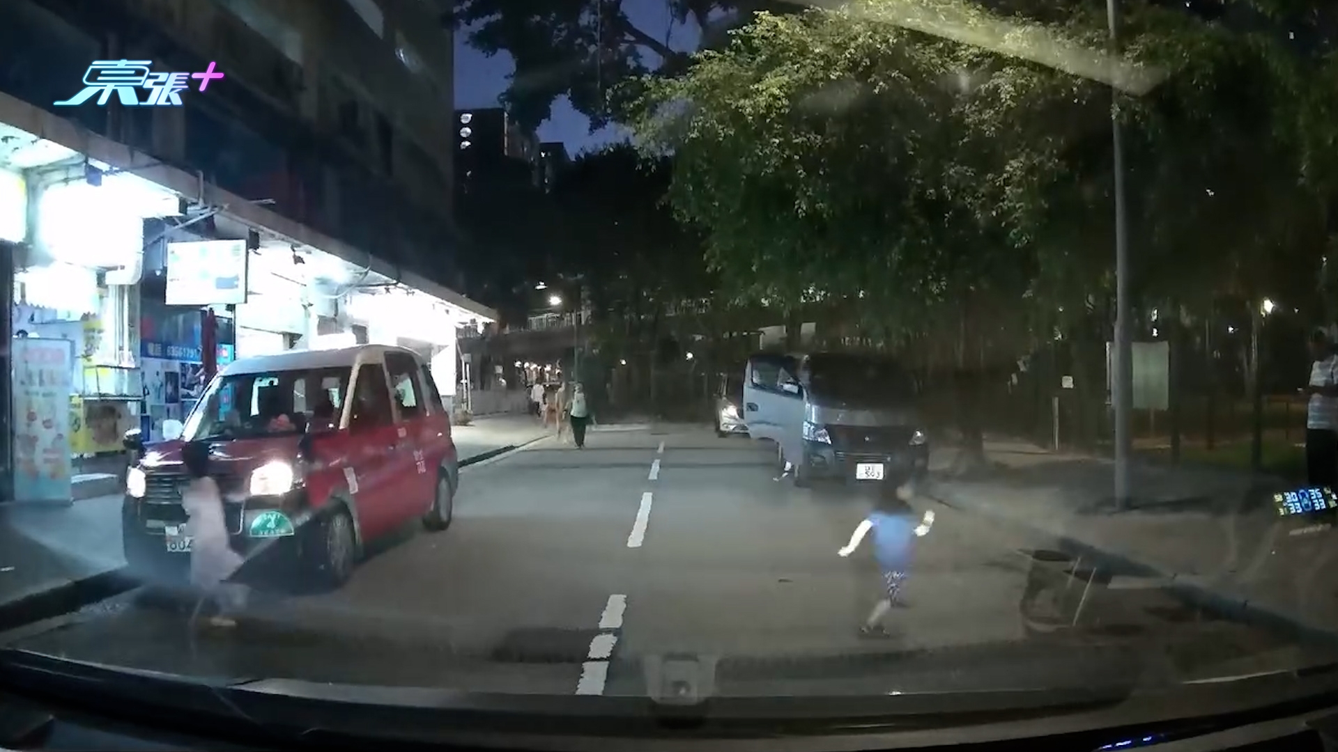 車Cam直擊｜柴灣兩小童「掛住玩」突衝出馬路險被撞　司機急煞避禍畫面心驚