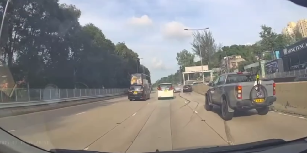 車Cam直擊｜元朗私家車狂飆失控　撞壆翻轉橫跨車道震撼畫面曝光