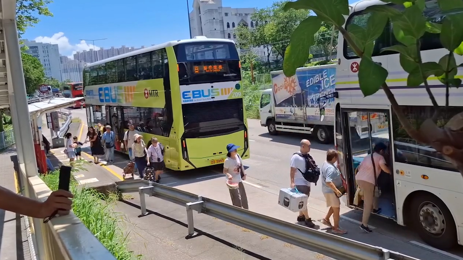 屯門電動巴士疑「無電」停駛　全車客須轉乘另車　網民：無電好過爆炸自焚