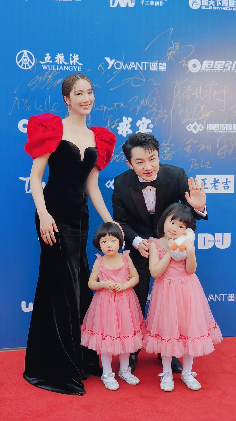 祖藍同太太李亞男帶埋兩個囡囡一齊現身春茗