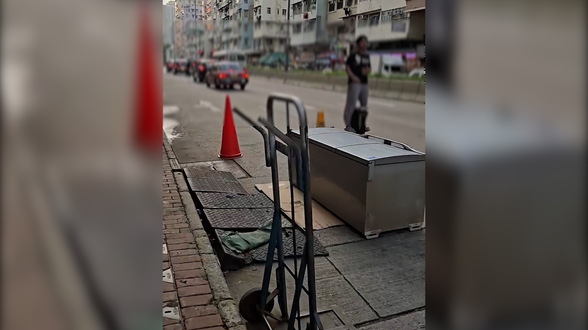 東張西望跟進｜青年電動單車當馬路樂園　任意飛馳隨意掉頭　網民震怒：警方幾時做嘢？ （FB@香港交通及突發事故報料區）